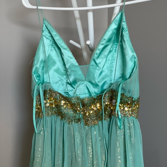 A party dress, worn once. It comes with a bolero. Size 8 - Picture 3 of 7